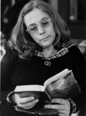 Fotografía de Carmen Martín Gaite leyendo